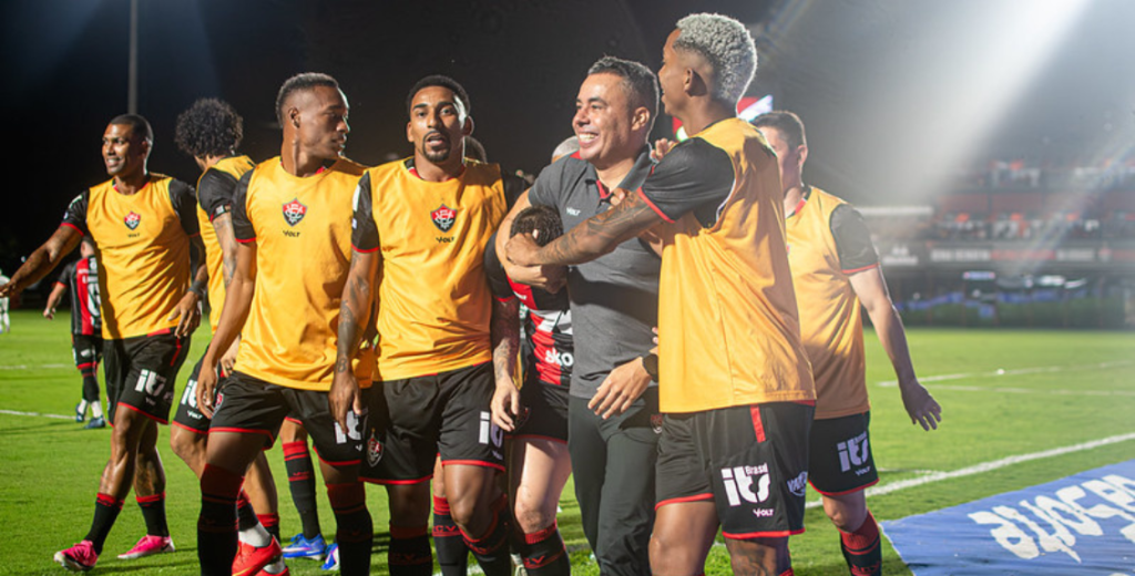 Jair Ventura e jogadores do Vitória